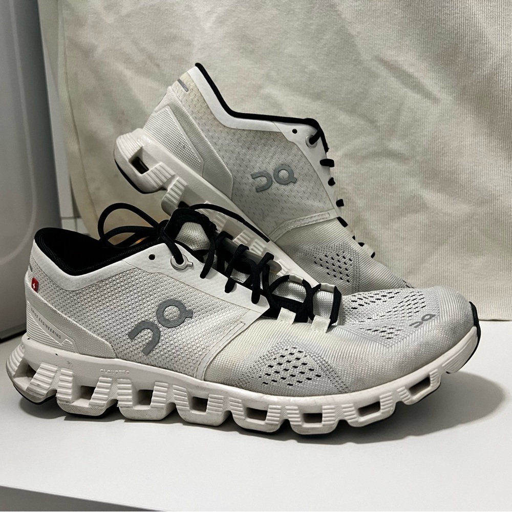 NWOB women’s On Cloud X running shoes size 8